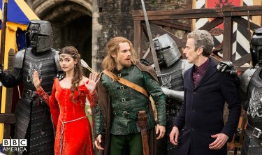 Doctor Who: Peter Capaldi e Jenna Coleman nell'episodio Robot of Sherwood