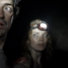 Necropolis - La città dei morti: Perdita Weeks insieme a Ben Feldman in una scena del film