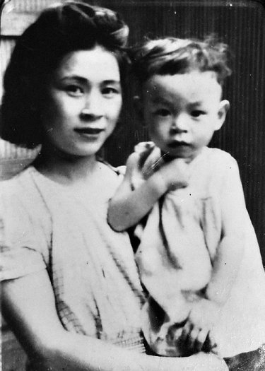 Una preziosa immagina del piccolo Hayao Miyazaki con la madre