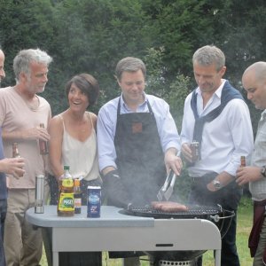 Barbecue: una scena di gruppo davanti alla griglia