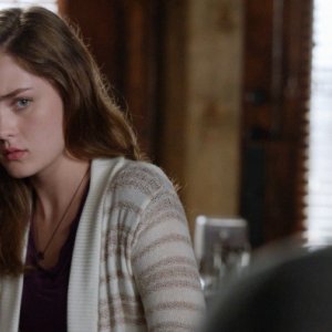 Under the Dome: Grace Victoria Cox inuna scena dell'episodio The Fall