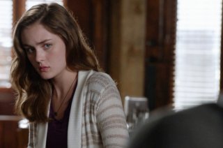 Under the Dome: Grace Victoria Cox inuna scena dell'episodio The Fall