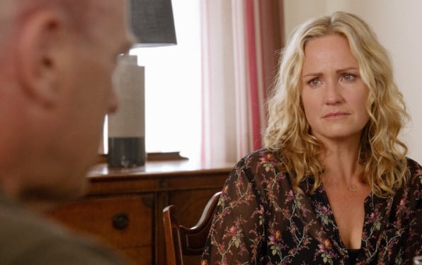 Under the Dome: Sherry Stringfield nell'episodio The Fall