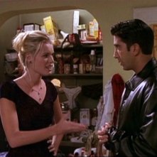 Friends: Rebecca Romijn e David Schwimmer nell'episodio Catering per funerali
