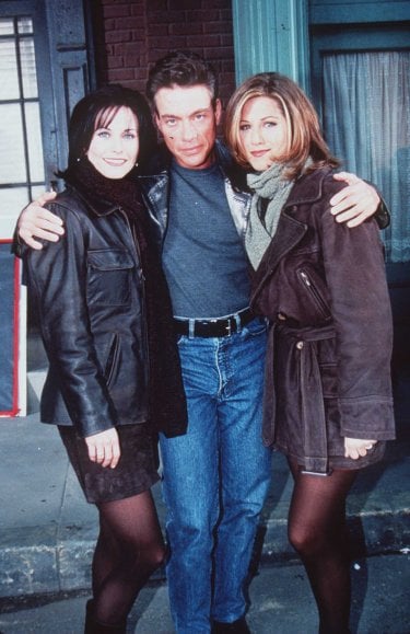 Friends: Courtney Cox, Jean Cluade Van Damme e Jennifer Aniston sul set dell'episodio Il grande Marcel