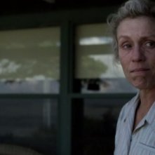Olive Kitteridge: un primo piano di Frances McDormand dietro una finestra