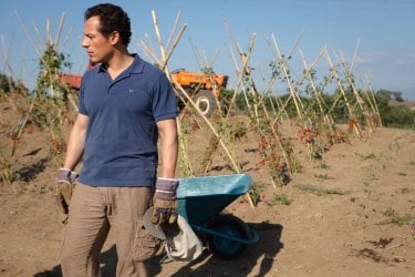 Stefano Accorsi in una scena de La nostra terra