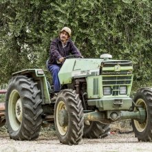 La nostra terra: Sergio Rubini sul trattore in una scena del film