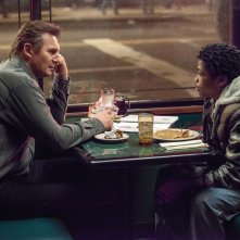 La preda perfetta: Liam Neeson con il giovane Astro in una scena