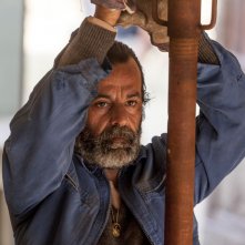 La nostra terra: Nicola Rignanese nei panni di Veleno in una scena del film