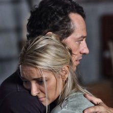 La nostra terra: Stefano Accorsi con Maria Rosaria Russo in una scena del film