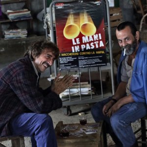 La nostra terra: Sergio Rubini con Nicola Rignanese in una scena del film