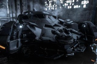 Batman v Superman: Dawn of Justice - La prima immagine ufficiale della Batmobile