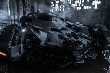 Batman v Superman: Dawn of Justice, la prima foto ufficiale della Batmobile