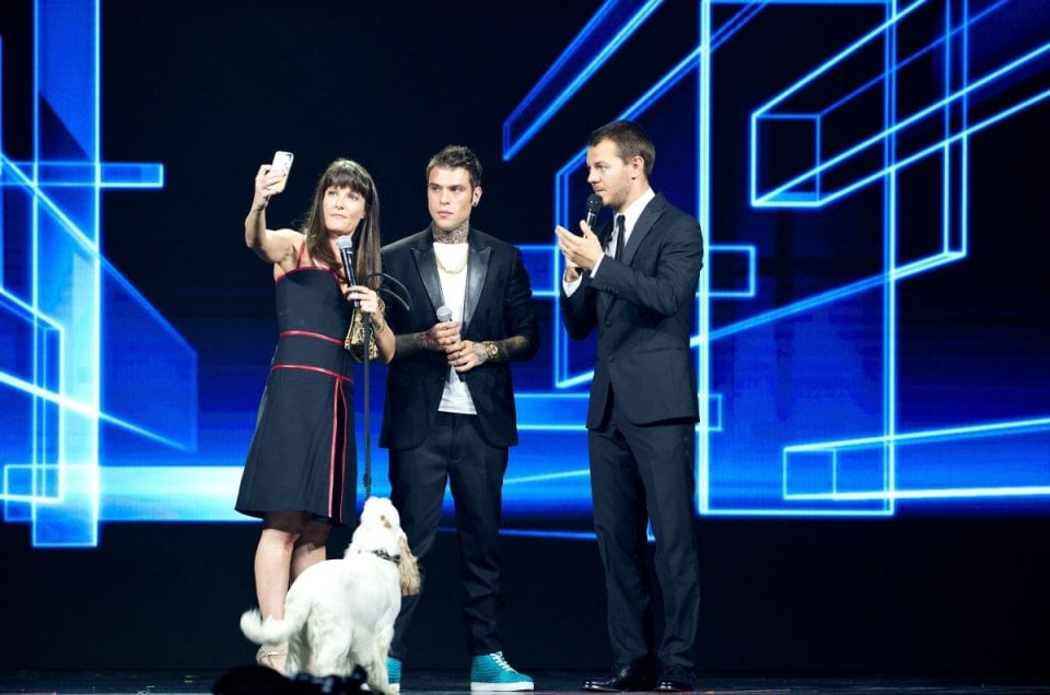 Alessandro Cattelan con Fedez e Victoria Cabello durante la presentazione dei palinsesti Sky 2014