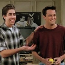 Friends: Matthew Perry e Adam Goldberg in una scena dell'episodio Il nuovo coinquilino