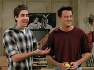 Friends: Matthew Perry e Adam Goldberg in una scena dell'episodio Il nuovo coinquilino