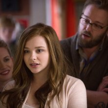 Resta anche domani: Chloe Moretz con Mireille Enos e Joshua Leonard in una scena
