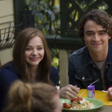 Resta anche domani: Chloe Moretz e Jamie Blackley sorridono in una scena del film