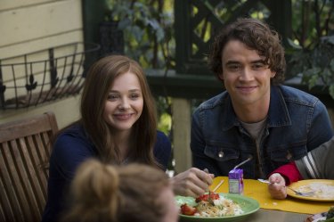 Resta anche domani: Chloe Moretz e Jamie Blackley sorridono in una scena del film