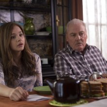 Resta anche domani: Chloe Moretz con Stacy Keach in una scena