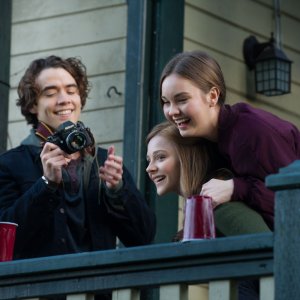 Resta anche domani: Chloe Moretz con Liana Liberato e Jamie Blackley in una scena