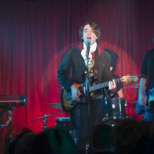 Resta anche domani: Jamie Blackley nei panni di Adam in una scena