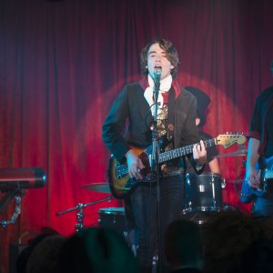 Resta anche domani: Jamie Blackley nei panni di Adam in una scena