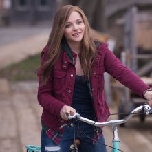 Resta anche domani: Chloe Moretz nei panni di Mia in una scena del film