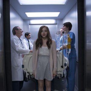 Resta anche domani: Chloe Moretz in una scena