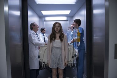 Resta anche domani: Chloe Moretz in una scena