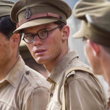 Tom Hobbs con Jeremy Irvine in una scena di Le due vie del destino - The Railway Man