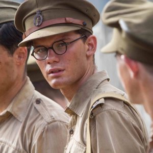 Tom Hobbs con Jeremy Irvine in una scena di Le due vie del destino - The Railway Man