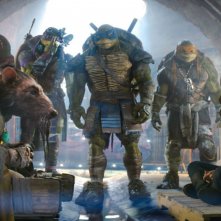 Megan Fox con le quattro tartarughe mutanti in una scena di Tartarughe Ninja