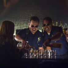 Bastardi in divisa: Jake M. Johnson con il partner Damon Wayans Jr. in una scena