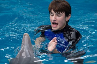 L'incredibile storia di Winter il delfino 2: Nathan Gamble in acqua col suo amico delfino in una scena