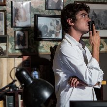 Un ragazzo d'oro: Riccardo Scamarcio pensieroso in una scena del film