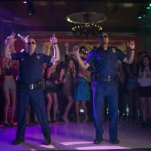 Bastardi in divisa: Jake M. Johnson sulla pista da ballo con Damon Wayans Jr. in una scena del film