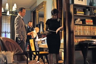 How to Get Away with Murder: Viola Davis, Tom Verica in una scena