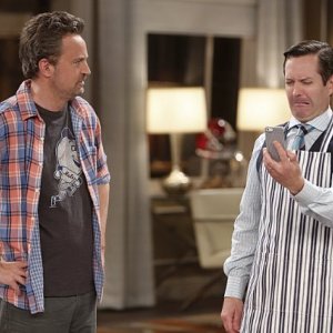 Odd Couple: Matthew Perry, Thomas Lennon in una scena
