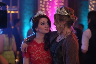 Faking It: Katie Stevens e Rita Volk nella serie targata MTV