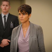 Extant: una scena dell'episodio A New World con Halle Berry
