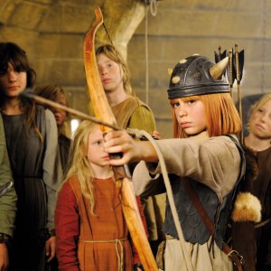 Vicky il Vichingo: Jonas Hämmerle prende la mira col suo arco in una scena