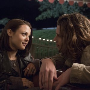 Finding Carter: un'immagine di Kathryn Prescott nella prima stagione