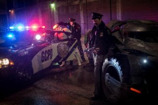 Batman v Superman: Dawn of Justice - Una foto dal set in cui vediamo due agenti di polizia, la Batmobile e... uno Stormtrooper d Star Wars