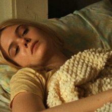 Low Down: un primo piano di Elle Fanning a letto