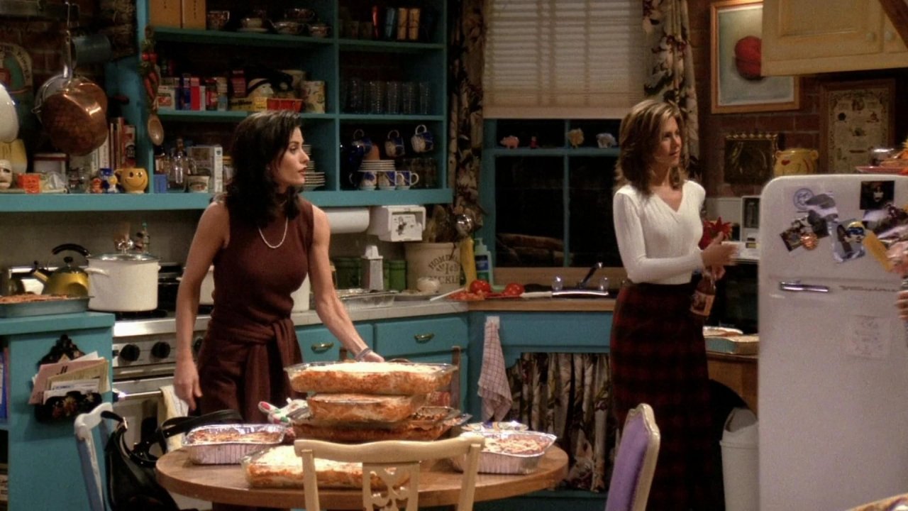Courteney Cox e Jennifer Aniston sul set di Friends