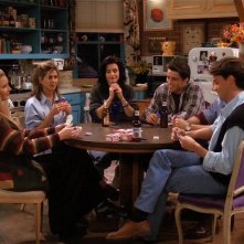 Friends: il cast in una scena dell'episodio Lezioni di poker
