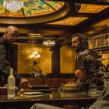 The Equalizer - Il vendicatore: Denzel Washington con Alex Veadov in una scena