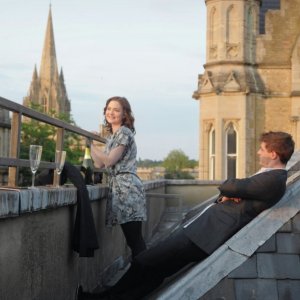 Max Irons con Holly Grainger in Posh